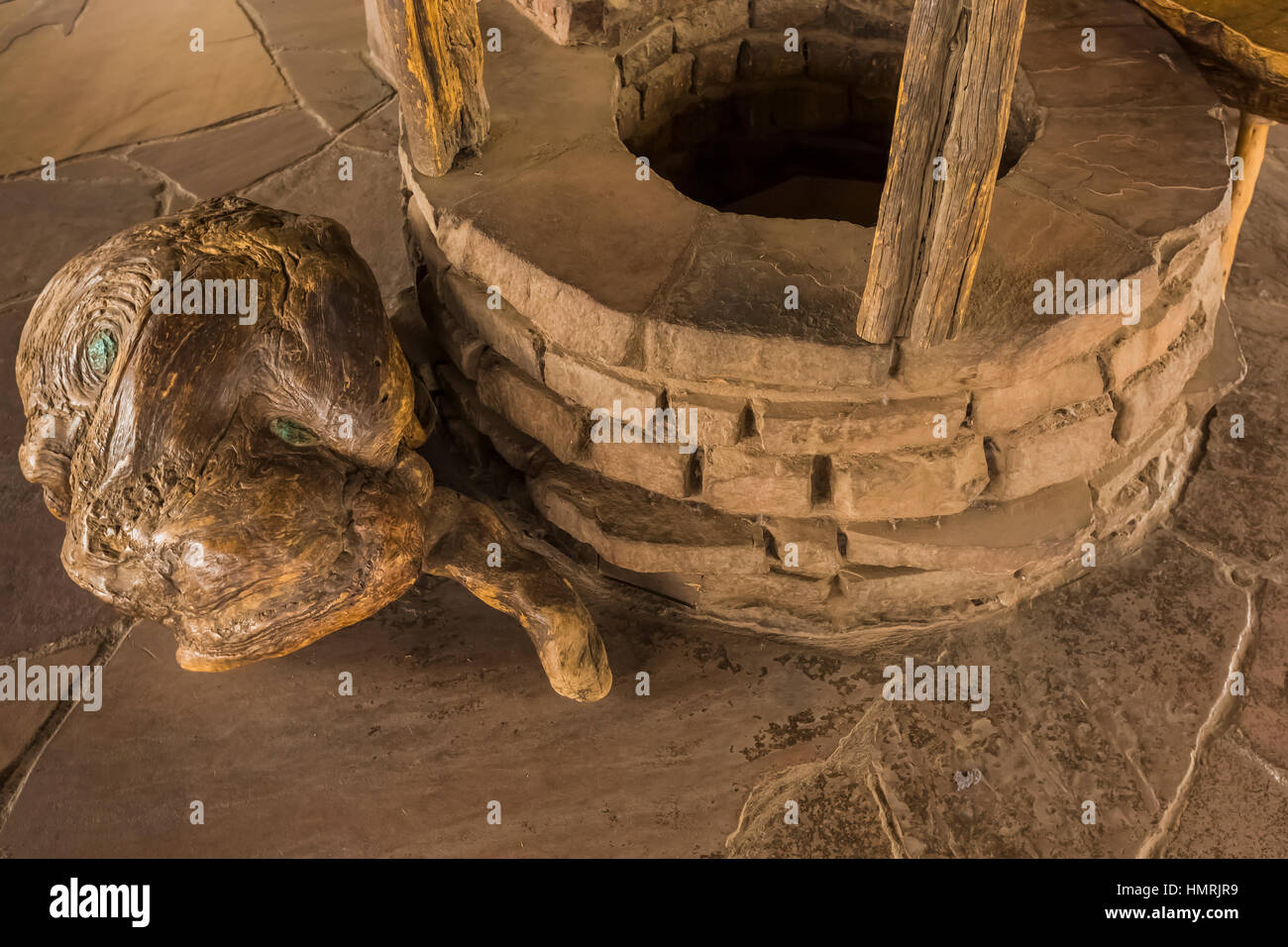 Owl sgabello e pietra fire pot all'interno del Kiva del deserto vista torre di avvistamento nel Parco Nazionale del Grand Canyon, Arizona, Stati Uniti d'America Foto Stock