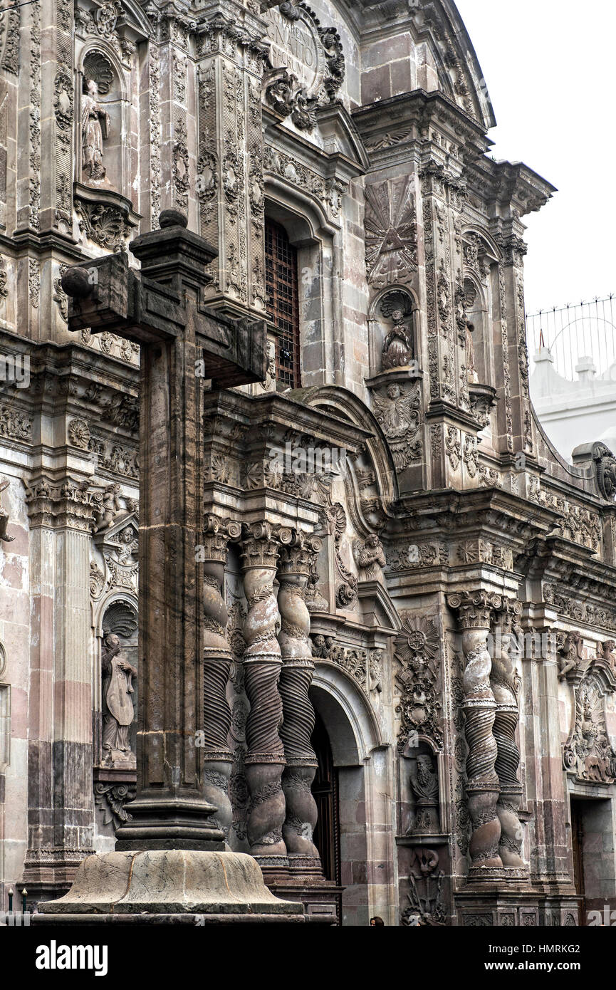 Sculture in pietra sulla facciata della chiesa de La Compañia de Jesús fatta di andesite ecuadoriana pietra, Quito, Ecuado Foto Stock