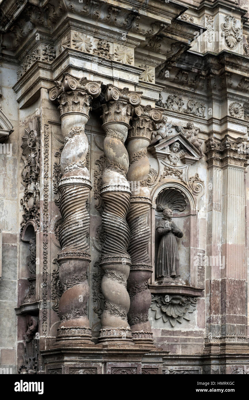 Sculture in pietra sulla facciata della chiesa de La Compañia de Jesús fatta di andesite ecuadoriana pietra, Quito, Ecuado Foto Stock