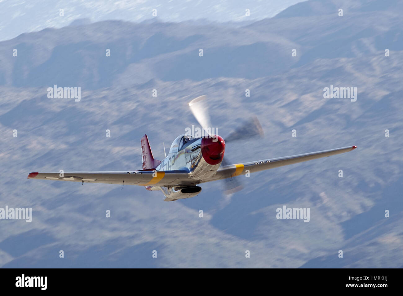 Palm Springs, Stati Uniti d'America. 4 febbraio, 2017. Celebrando Tuskegee Airman Lt. Col. Bob amico della 97th compleanno presso il Palm Springs Air Museum. La P Mustang ''Bunny'' ripristinato come una replica della famosa Tuskegee aviatori ''Red-Tail'' P-51's. Credito: Ian L. Sitren/ZUMA filo/Alamy Live News Foto Stock