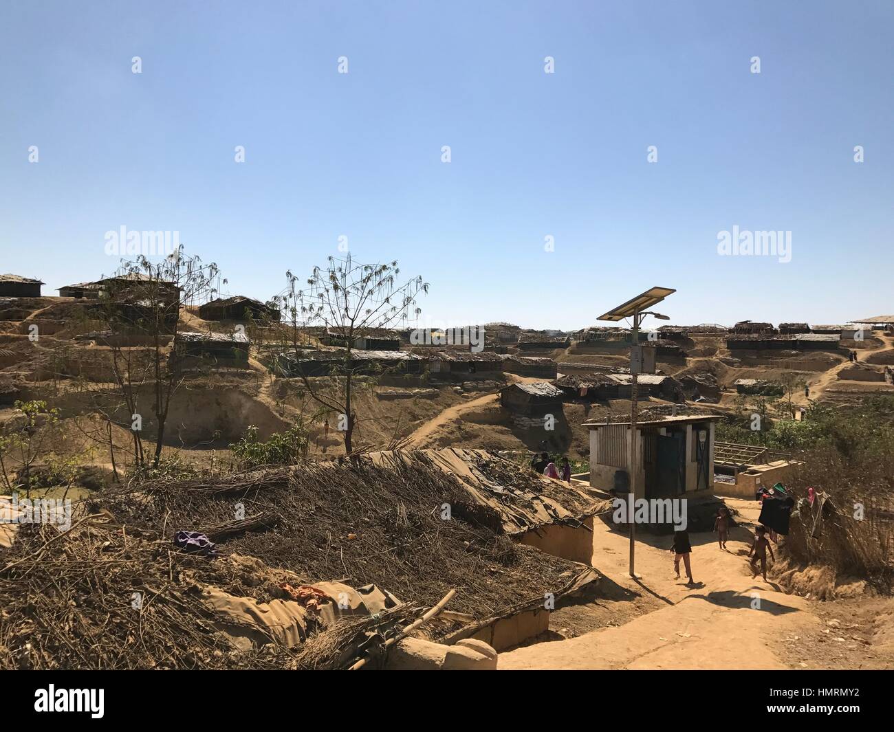 Ukhiya, Bangladesh. 26 gen, 2017. La scena di un nuovo insediamento di Rohingya musulmani hanno costruito nel sud-est del distretto del Bangladesh di Cox·s Bazar dopo hanno fuggito la violenza etnica in Myanmar·s Stato di Rakhine. La fotografia è stata scattata da Nazrul Islam vicino Kutupalang Refugee Camp in Ukhiya sub-distretto di Cox·s Bazar del 26 gennaio, 2017. Foto: Nazrul Islam/dpa/Alamy Live News Foto Stock