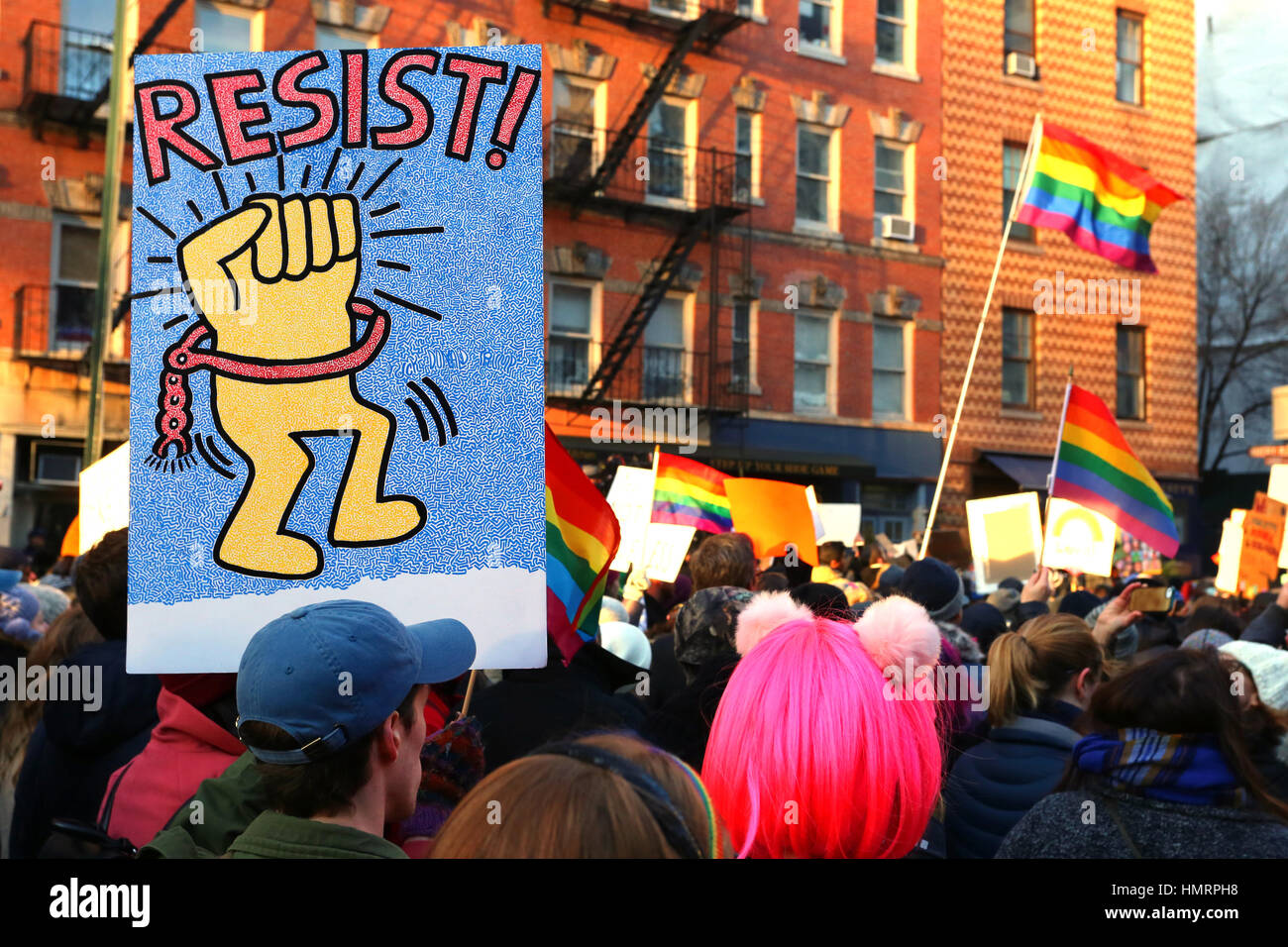 New York, Stati Uniti. 4th Febbraio, 2017. Una persona ha un Keith Haring ispirato 'resistere!' Firma al LGBTQ Solidarity Rally di fronte allo Stonewall Inn contro gli ordini esecutivi emessi dal presidente Trump che proibiscono alle persone provenienti da sette paesi a maggioranza musulmana di entrare negli Stati Uniti il 4 febbraio 2017. Foto Stock