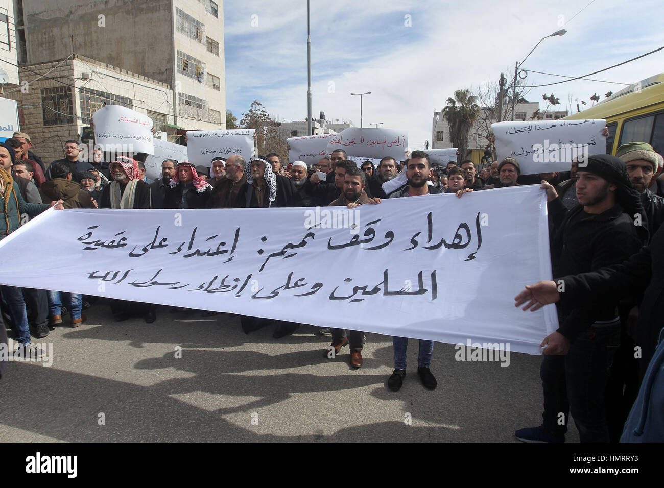 Hebron, West Bank, Territorio palestinese. 4 febbraio, 2017. I dimostranti palestinesi prendere parte a una manifestazione organizzata da Hizb el-Tahrir contro quello che dicono è una decisione dell' Autorità palestinese di concessione di una terra islamica per una chiesa russa in Cisgiordania città di Hebron Febbraio 4, 2017 Credit: Wisam Hashlamoun APA/images/ZUMA filo/Alamy Live News Foto Stock