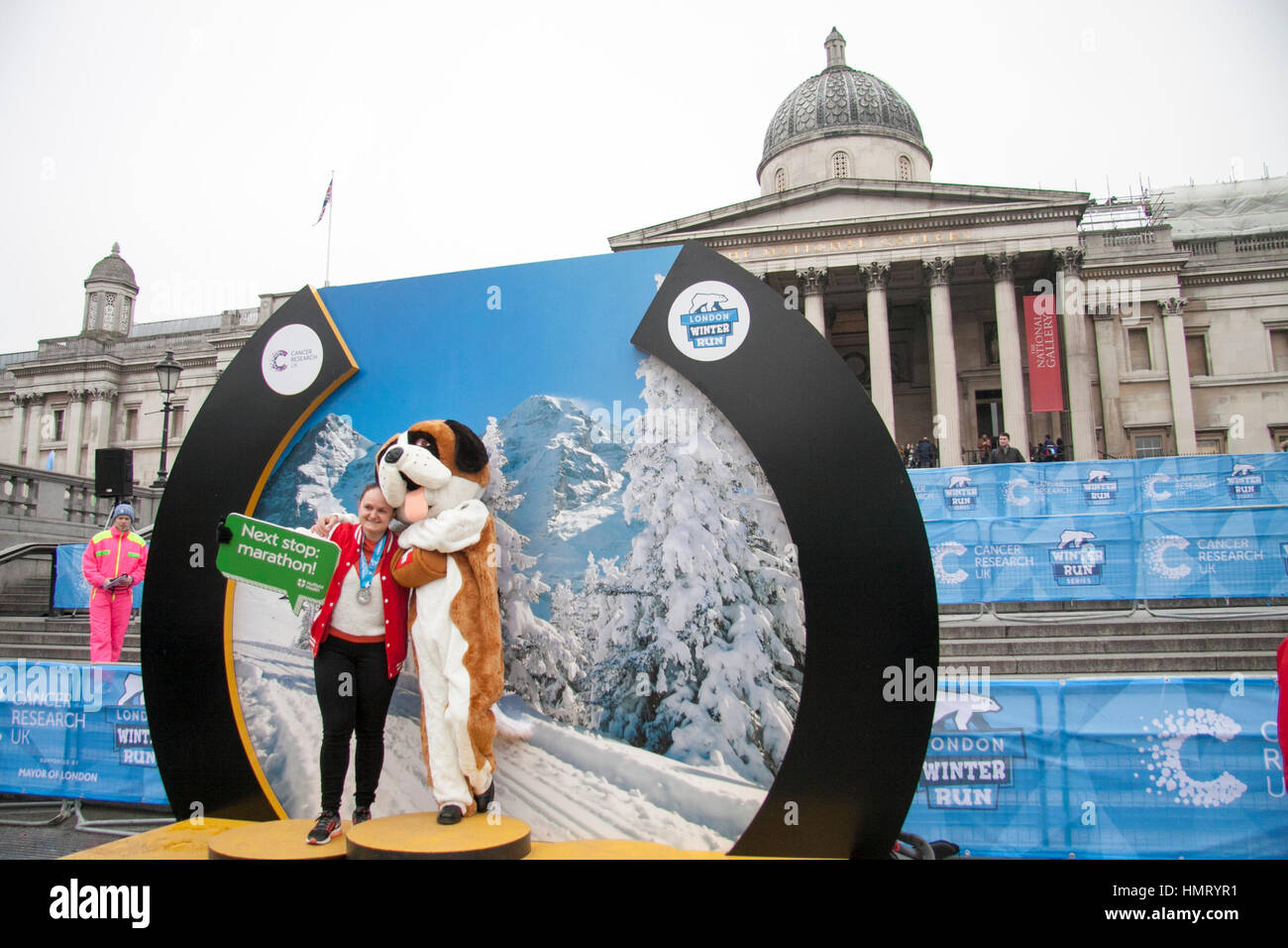 Londra REGNO UNITO. 5 febbraio 2017. Un san Bernardo cane mascotte come partecipanti prendono parte al London 10 k inverno correre in aiuto del Cancer Research UK che inizia e termina in Trafalgar Square Londra Credito: amer ghazzal/Alamy Live News Foto Stock