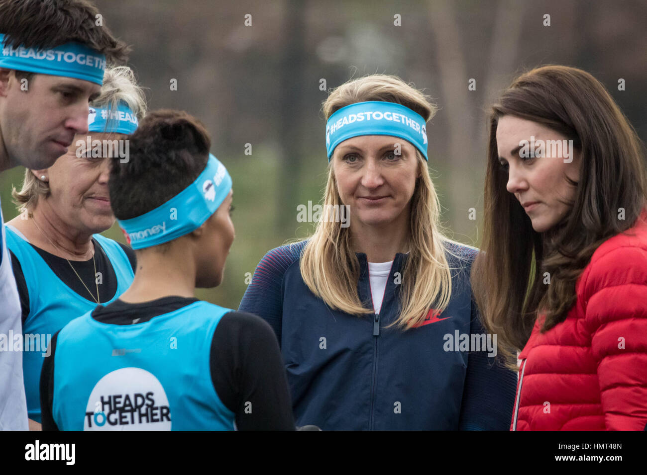 Londra, Regno Unito. 5 febbraio, 2017. La Duchessa di Cambridge (Kate Middleton) con atleta Paula Radcliffe unisciti a una giornata di formazione presso la Queen Elizabeth Olympic Park con i corridori che prenderanno parte al 2017 Maratona di Londra per teste insieme, la carità ufficiale dell'anno. © Guy Corbishley/Alamy Live News Foto Stock