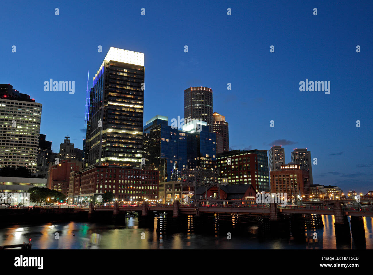 Vista serale del porto di Boston e il quartiere finanziario del centro cittadino di Boston, Massachusetts, Stati Uniti. Foto Stock