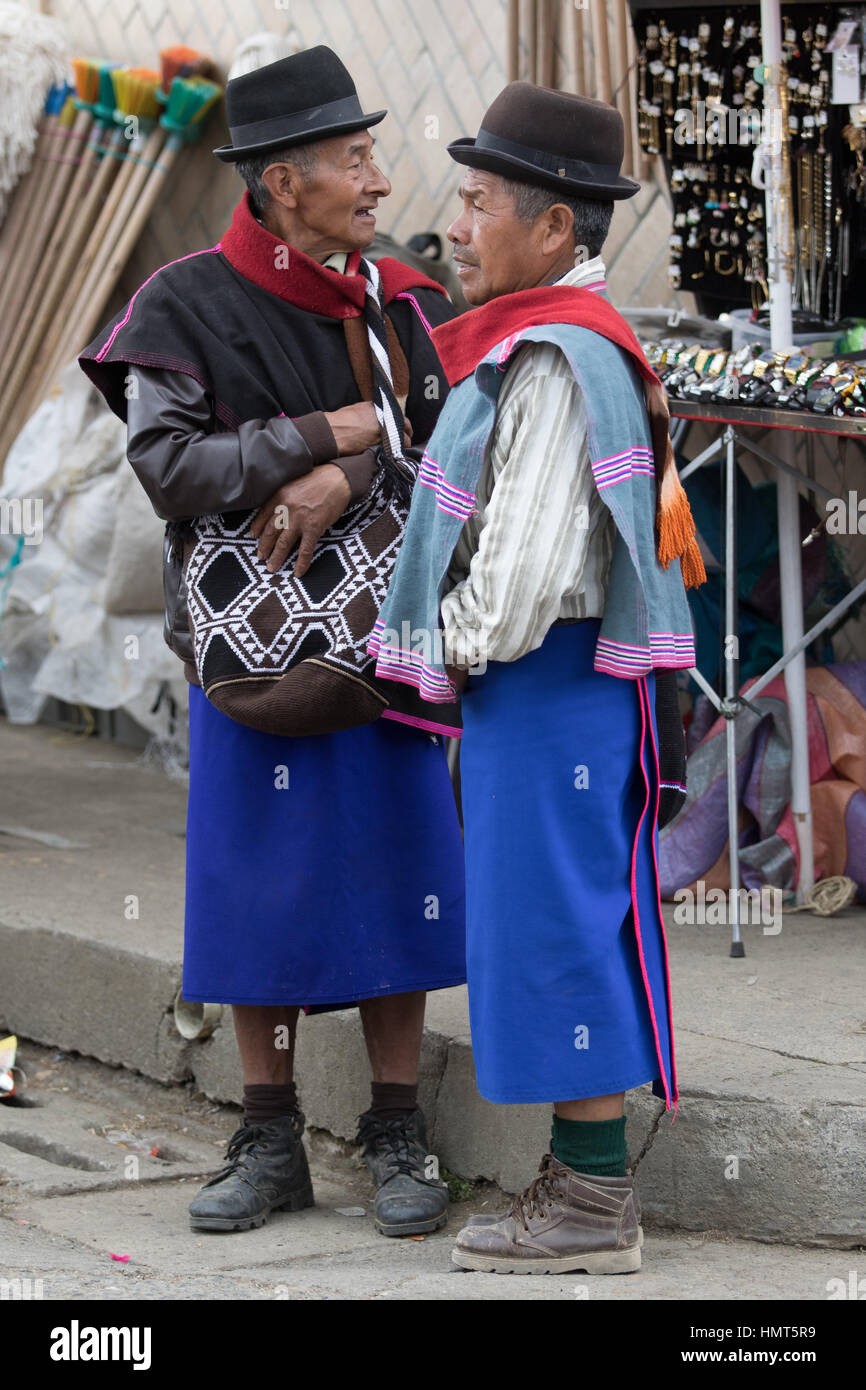 6 settembre 2016 Silvia, Colombia: indigeno Guambiano uomini vestiti tradizionalmente abbigliamento Foto Stock