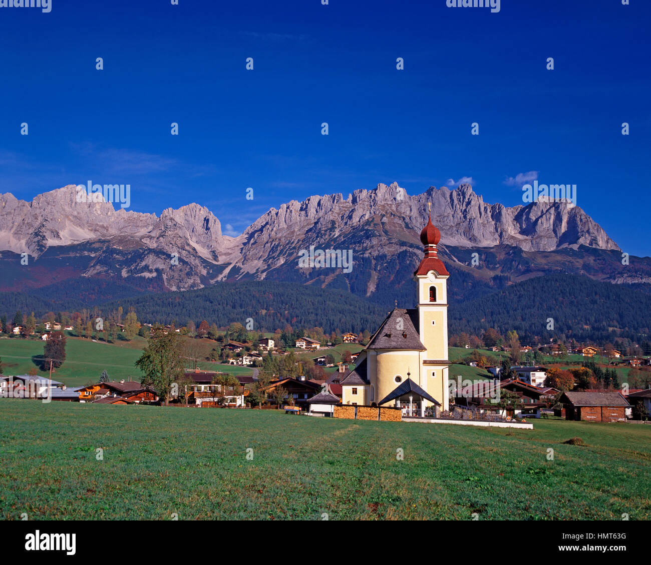 Andando villaggio e le montagne di Wilder Kaiser, Tirolo, Austria Foto Stock
