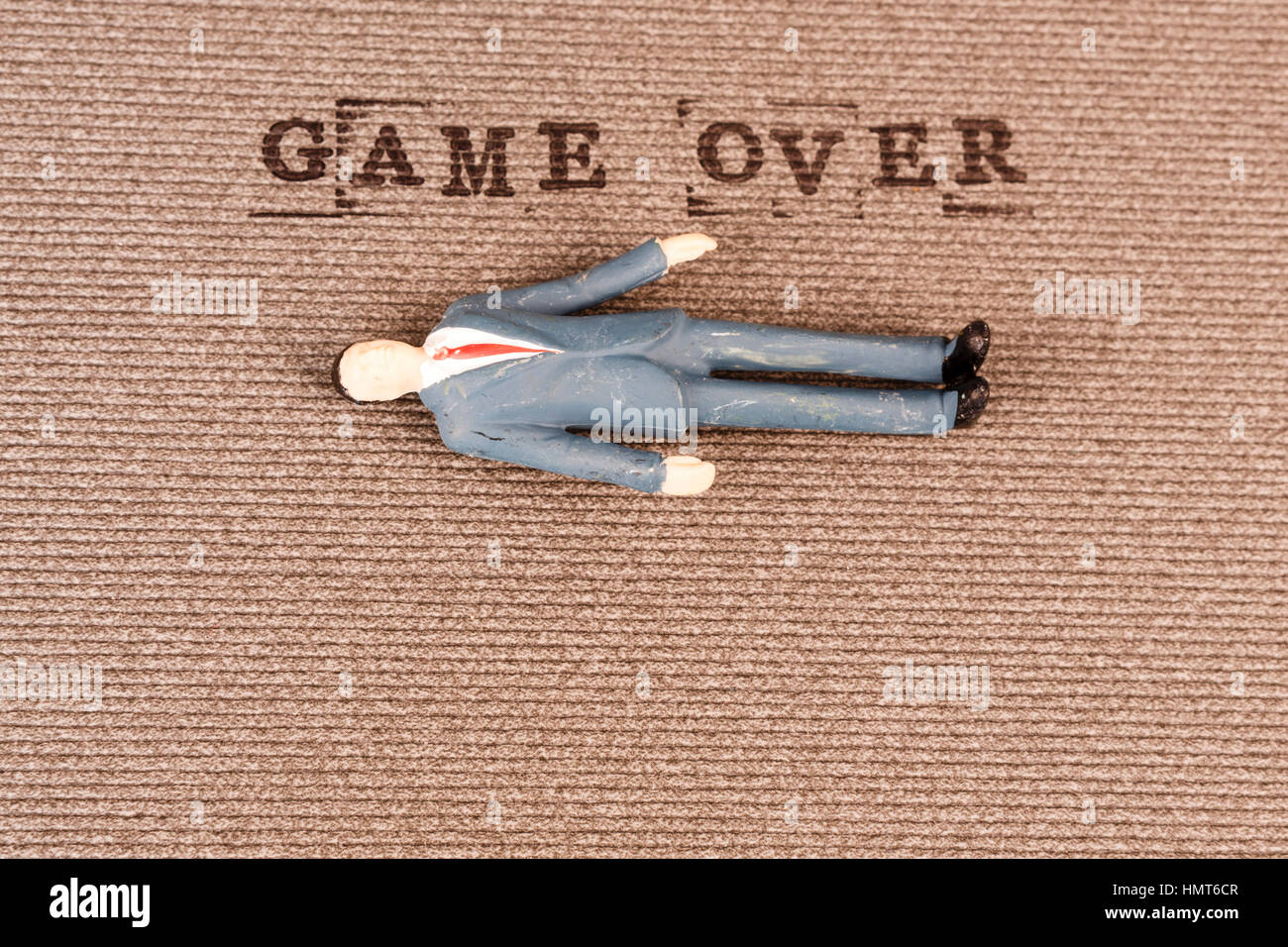 Testo di game over con il corpo umano - concetto di morte Foto Stock