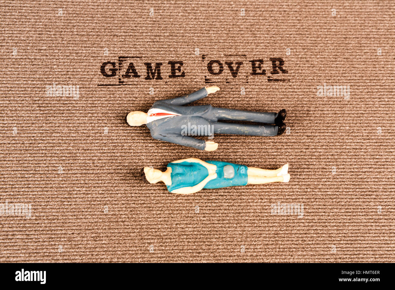 Testo di game over con corpi umani di Le Mans e womans - concetto di morte Foto Stock