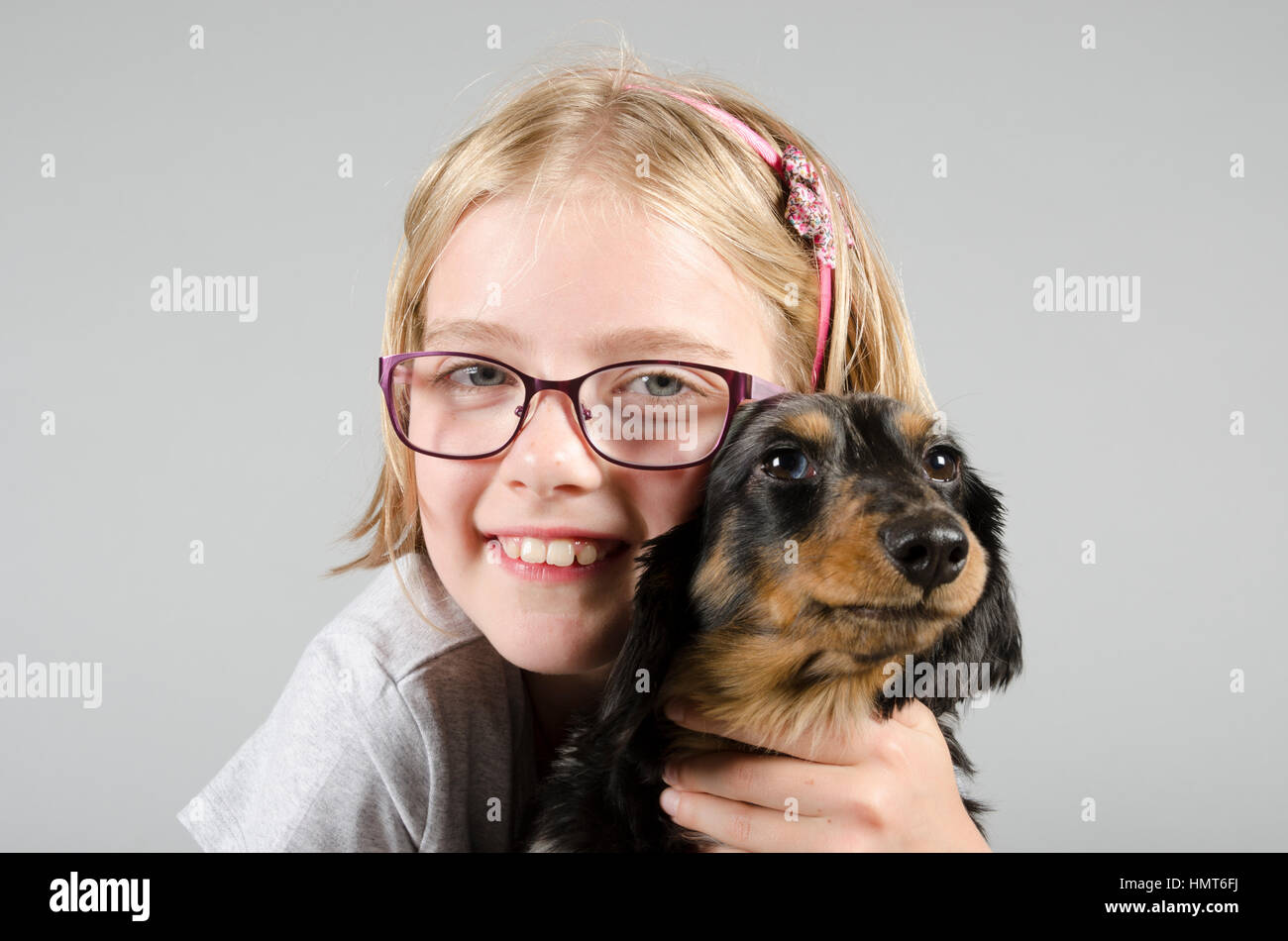 Ragazza e il suo amato cane da compagnia, Regno Unito. Foto Stock