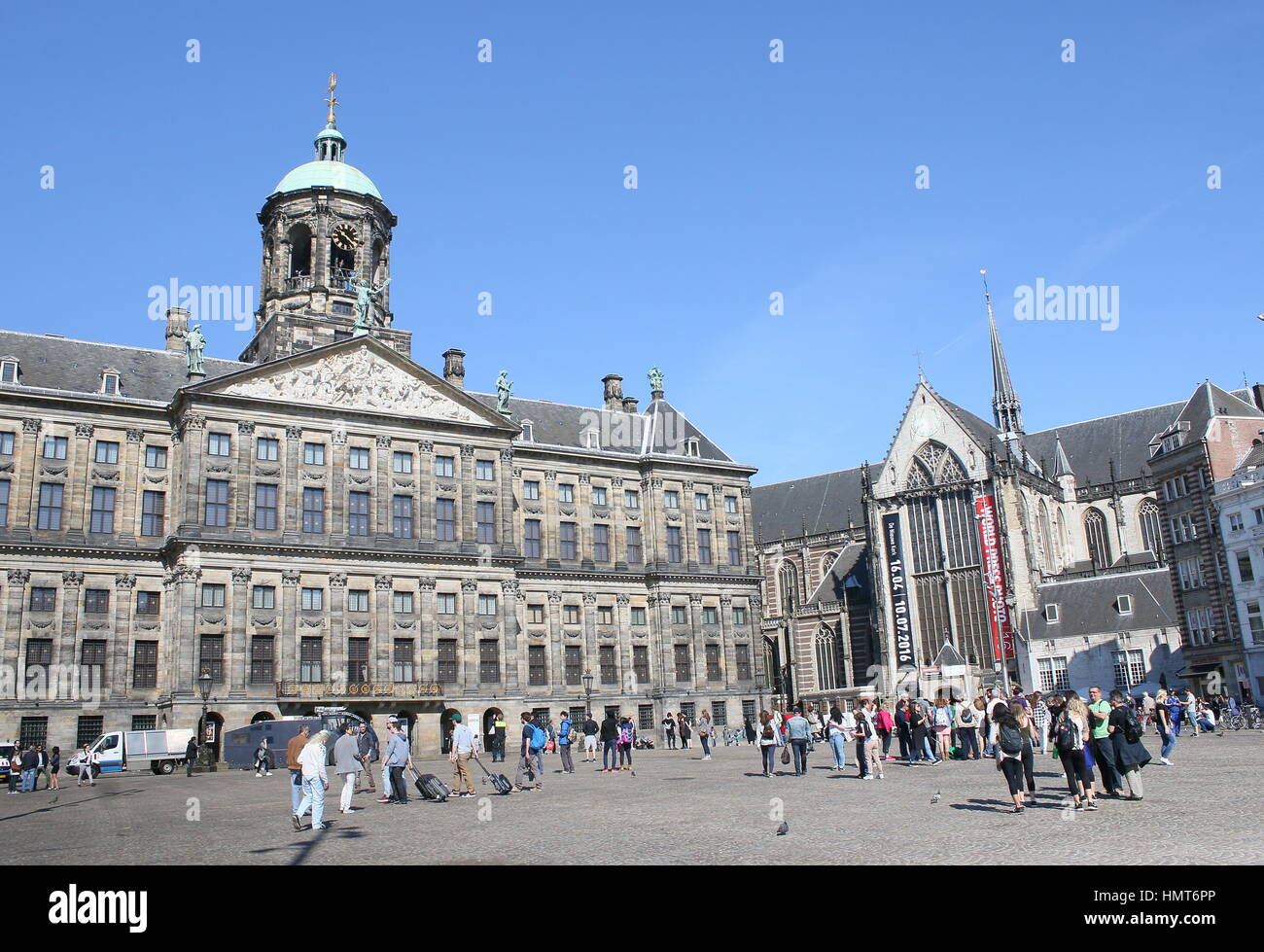 Xvii secolo Paleis op de Dam - Palazzo reale di Amsterdam sulla affollata piazza Dam. Sulla destra Nieuwe Kerk chiesa, centro di Amsterdam, Paesi Bassi. Foto Stock