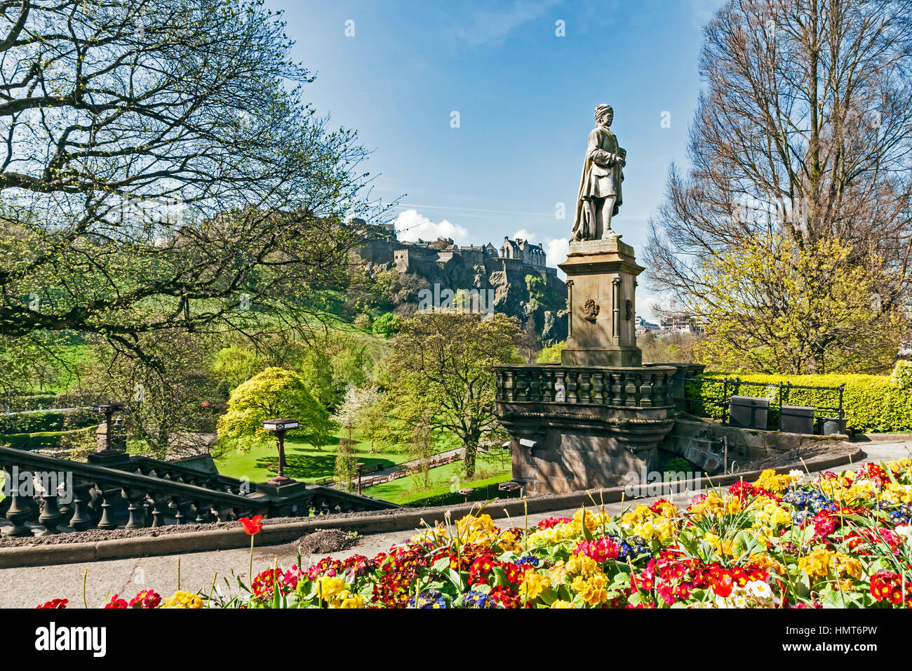Il Allan Ramsay Monumento all'orologio floreale in Princes Gardens Edinburgh in Scozia con il Castello di Edimburgo in background Foto Stock
