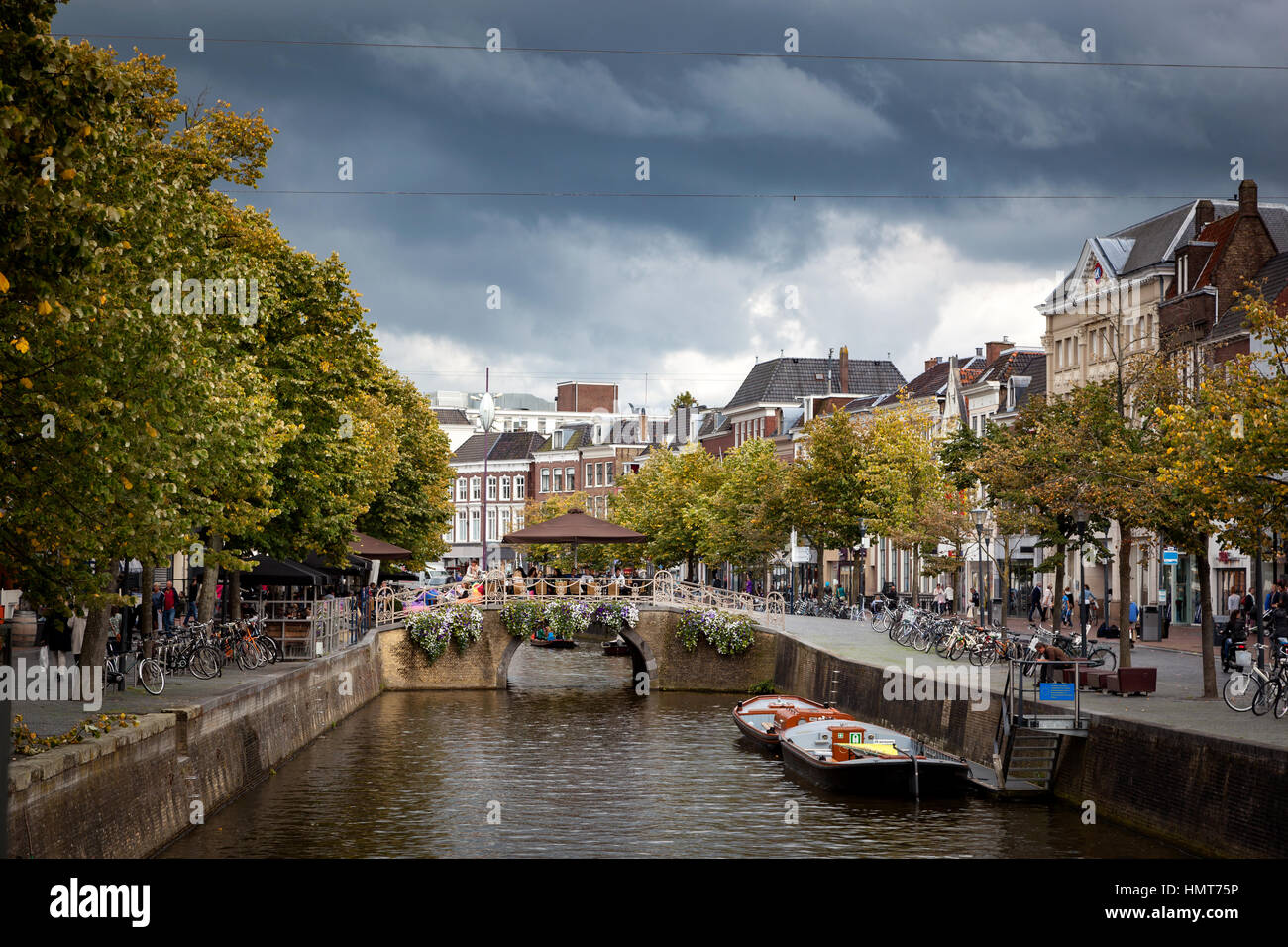 Canali che passano attraverso una bella città di Leeuwarden capitale del Friesland, nel nord dei Paesi Bassi. Foto Stock