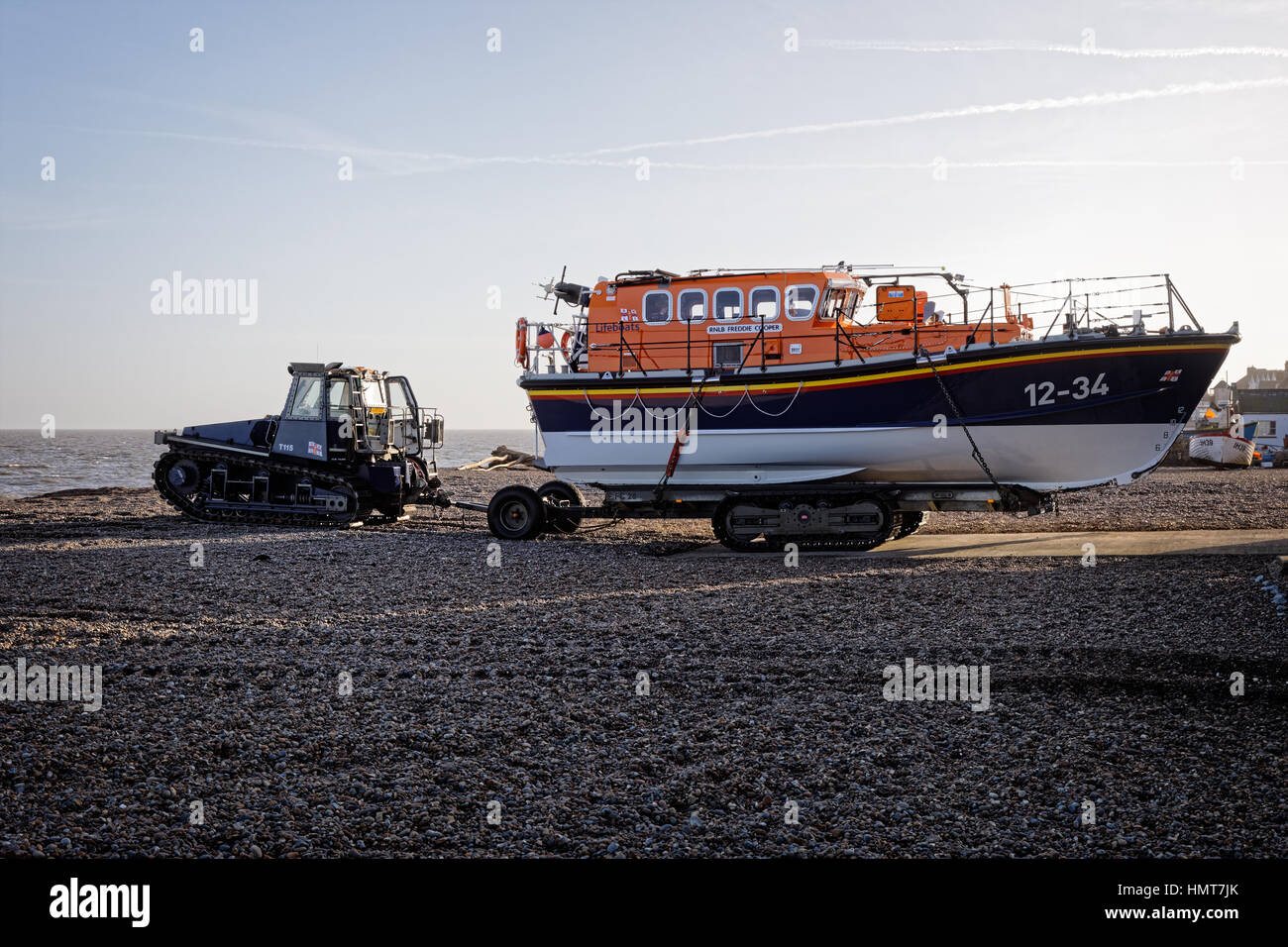 Tutti Meteo Royal National Life Boat Freddie Cooper sul suo carro con astragalo MB-H cingolato veicolo di lancio: stanza a Aldeburgh Foto Stock
