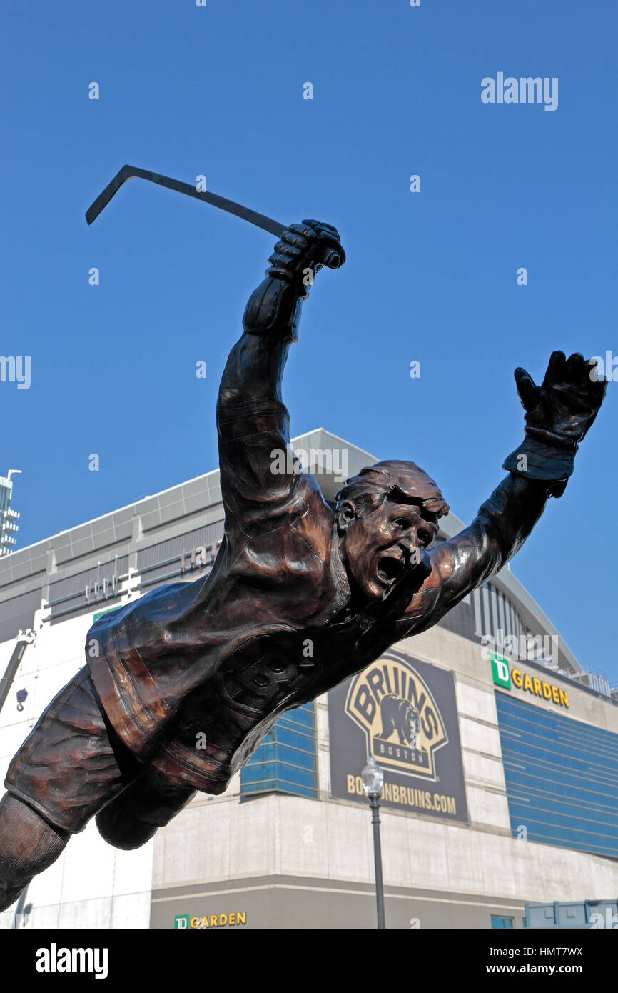 Il Bobby Orr statua al di fuori di TD Garden, casa arena per il Boston Bruins del National Hockey League a Boston, Massachusetts, Stati Uniti. Foto Stock