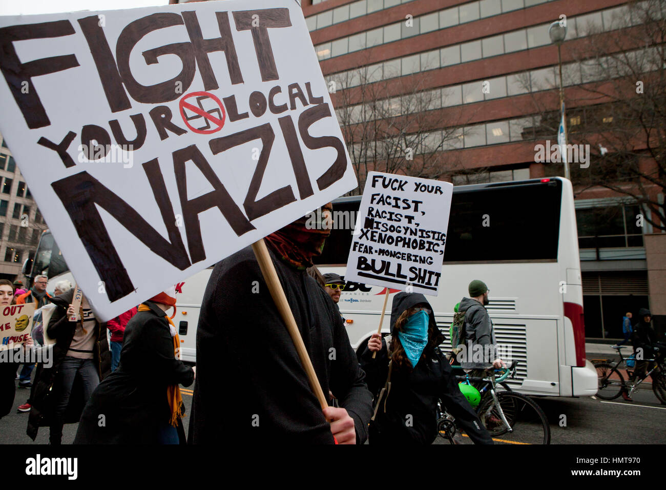 Anti-razzismo attivisti protesta durante il 2017 inaugurazione presidenziale - Washington DC, Stati Uniti d'America Foto Stock