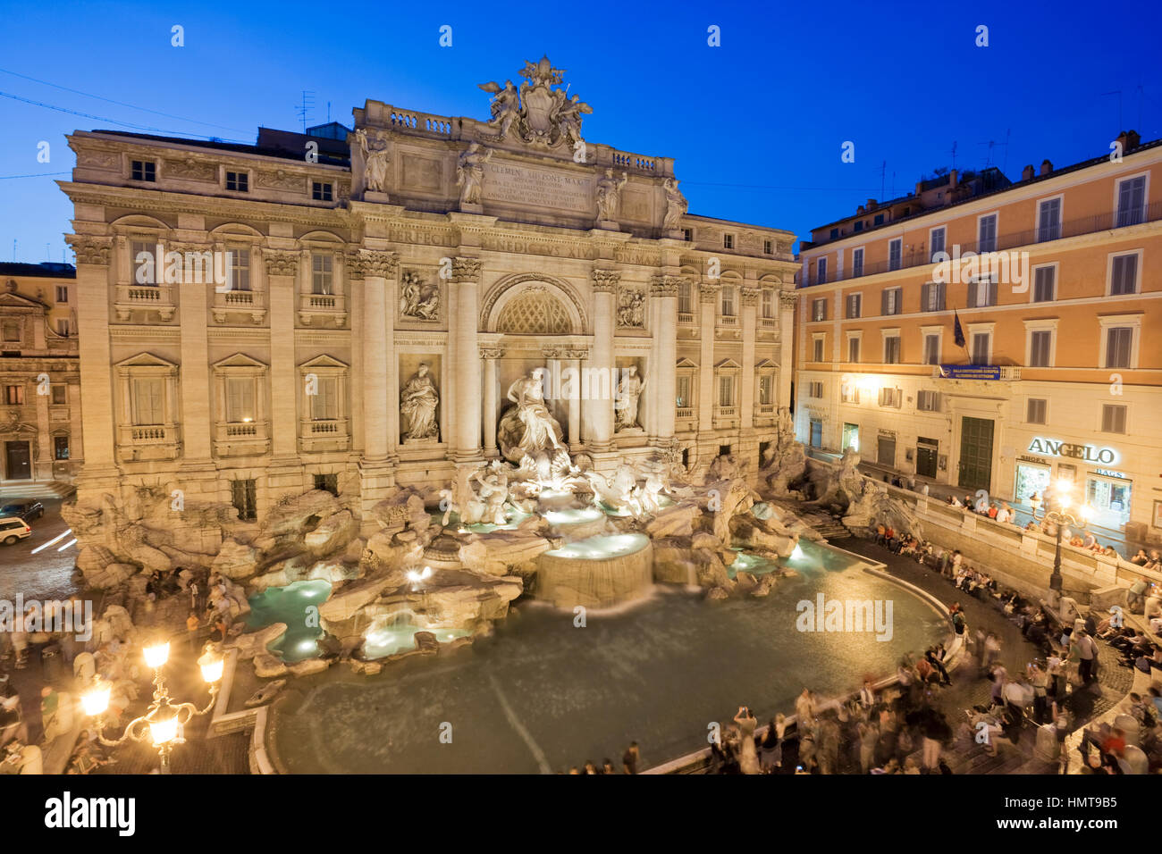 Vista in elevazione della fontana di Trevi al crepuscolo, Roma, Italia. Foto Stock