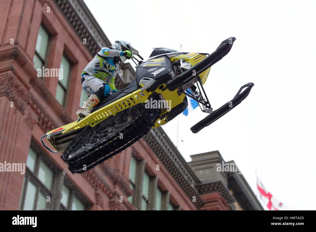 Mondo snowmobile champions eseguire salti di antenna sopra Ste-Catherine street nel centro di Montreal Foto Stock