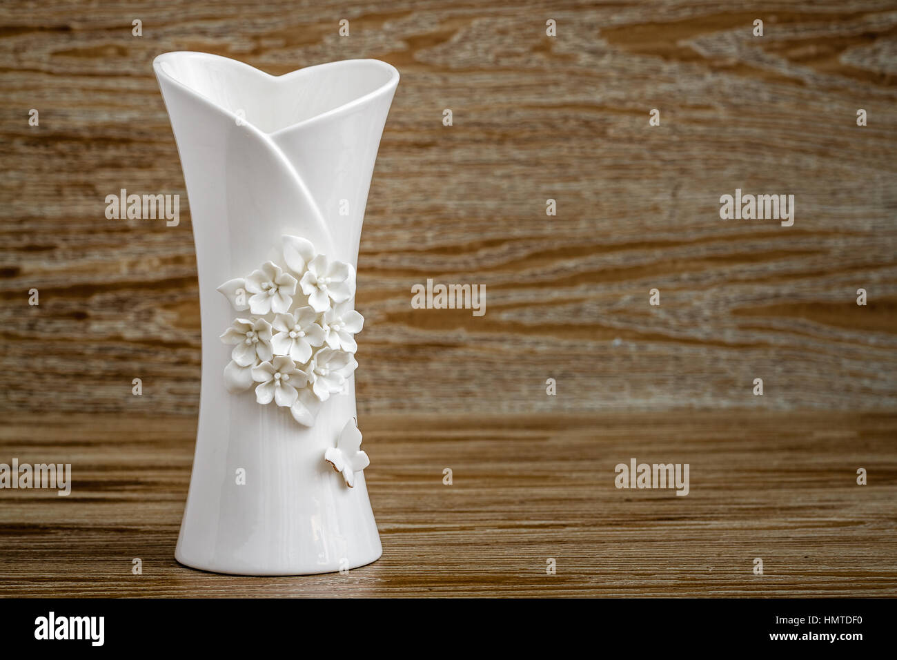 Decorativo vaso bianco con 3d di fiori e di disegni e modelli a farfalla Foto Stock