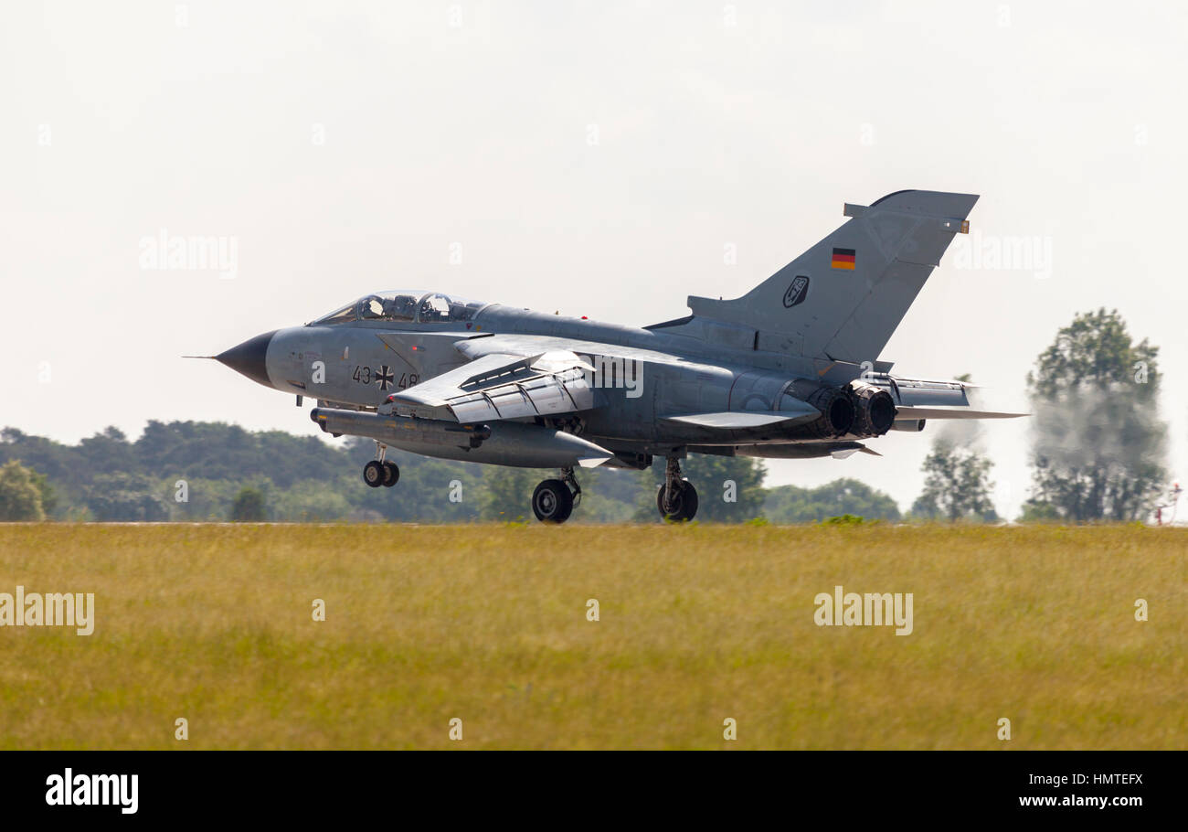 Berlino / GERMANIA - Giugno 3, 2016: tedesco Panavia Tornado terre sull'aeroporto di Schoenefeld di Berlino / Germania in giugno 3, 2016. Foto Stock