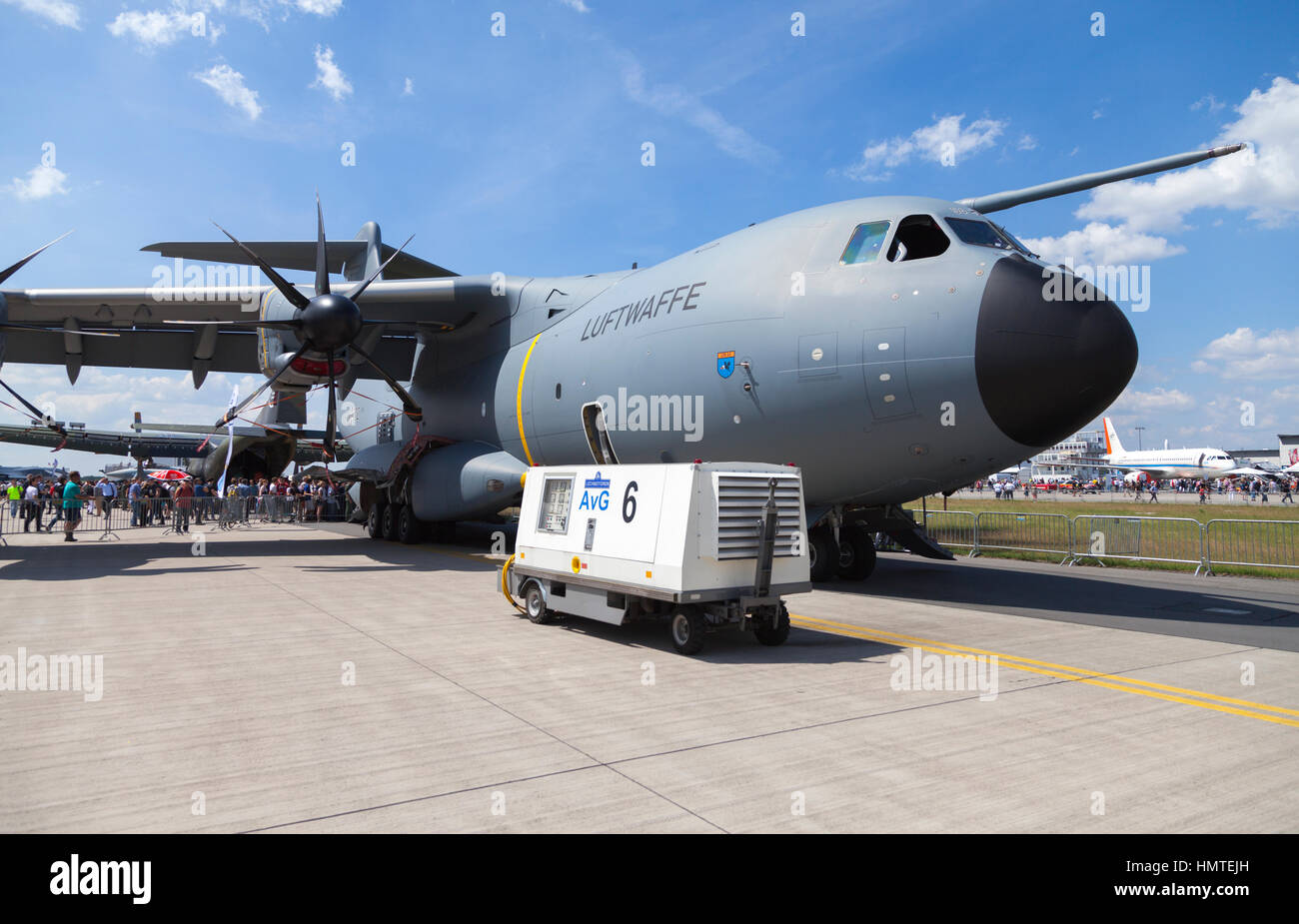 Berlino / GERMANIA - Giugno 3, 2016: tedesco Airbus A 400 m sorge sull'aeroporto di Schoenefeld / Berlino. La Airbus A400M è un multi-nazionale, quattro-turbo del motore Foto Stock