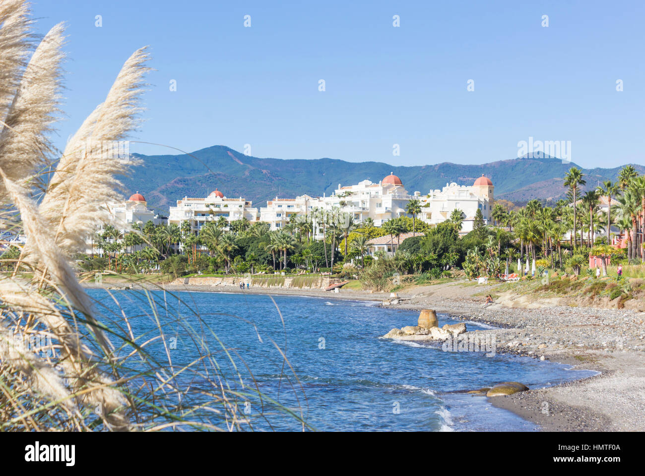 Estepona Costa del Sol, Malaga, Spagna. Albergo sul fronte spiaggia. Foto Stock