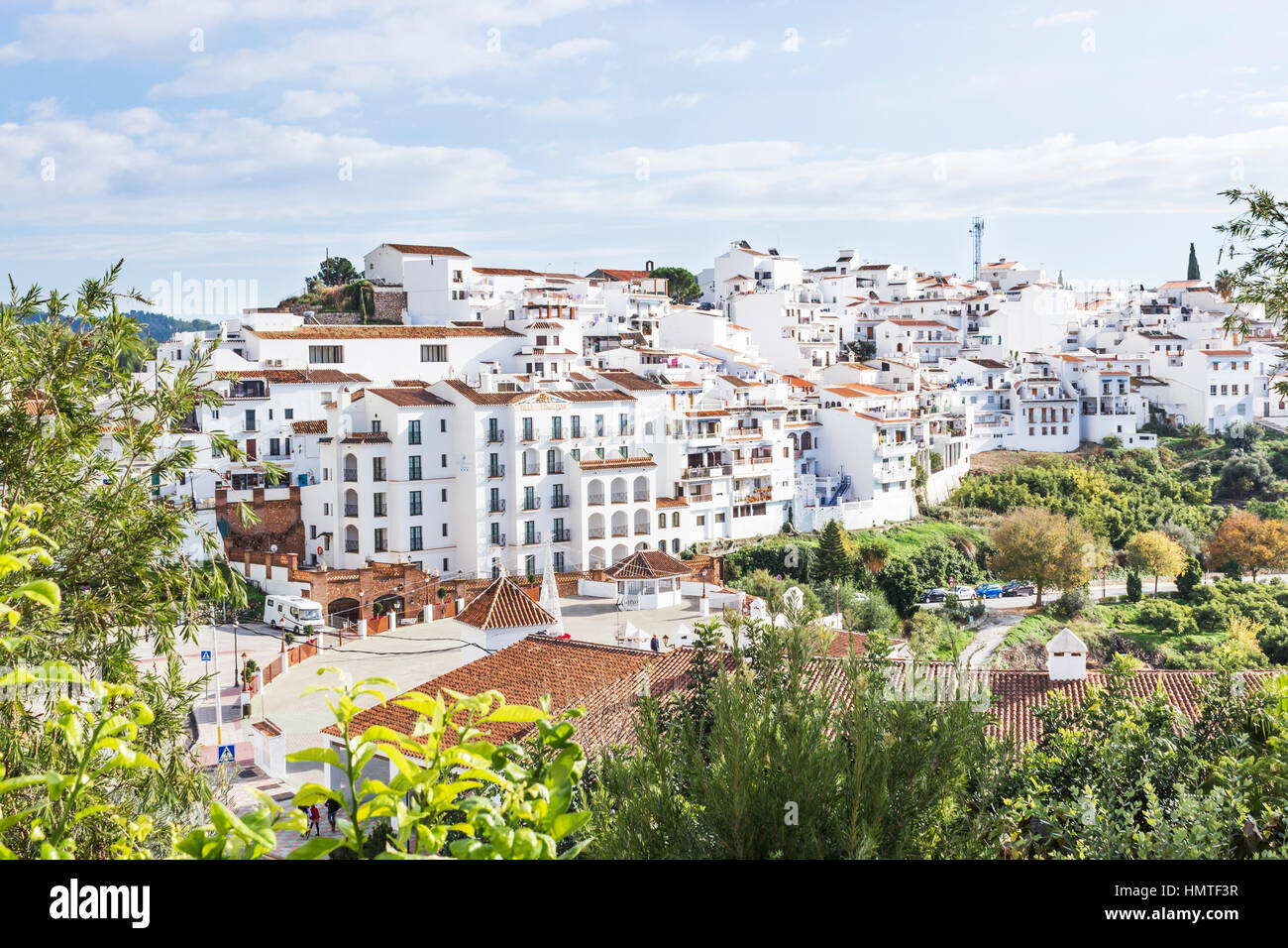 Frigiliana, provincia di Malaga, Andalusia, Spagna meridionale. Vista complessiva. Foto Stock