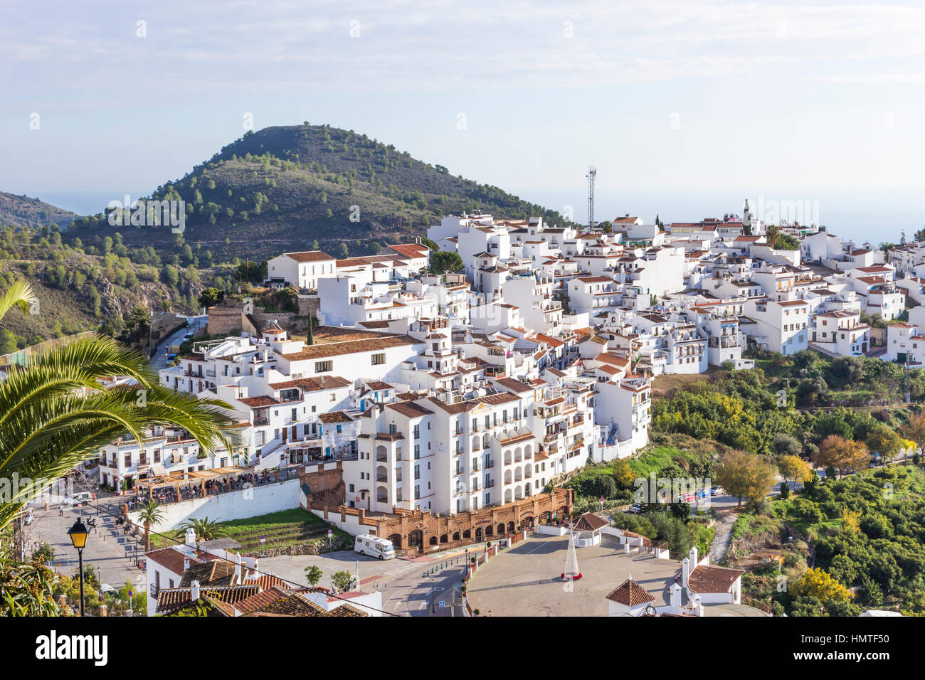 Frigiliana, provincia di Malaga, Andalusia, Spagna meridionale. Vista complessiva. Foto Stock