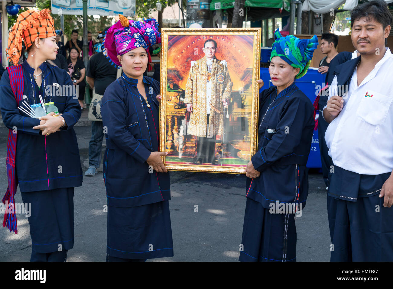 Thais trauernde mit dem Foto des verstorbenen Königs Bhumibol Adulyadej, Bangkok, Thailandia, Asien | lutto thais tenendo una foto del defunto Foto Stock