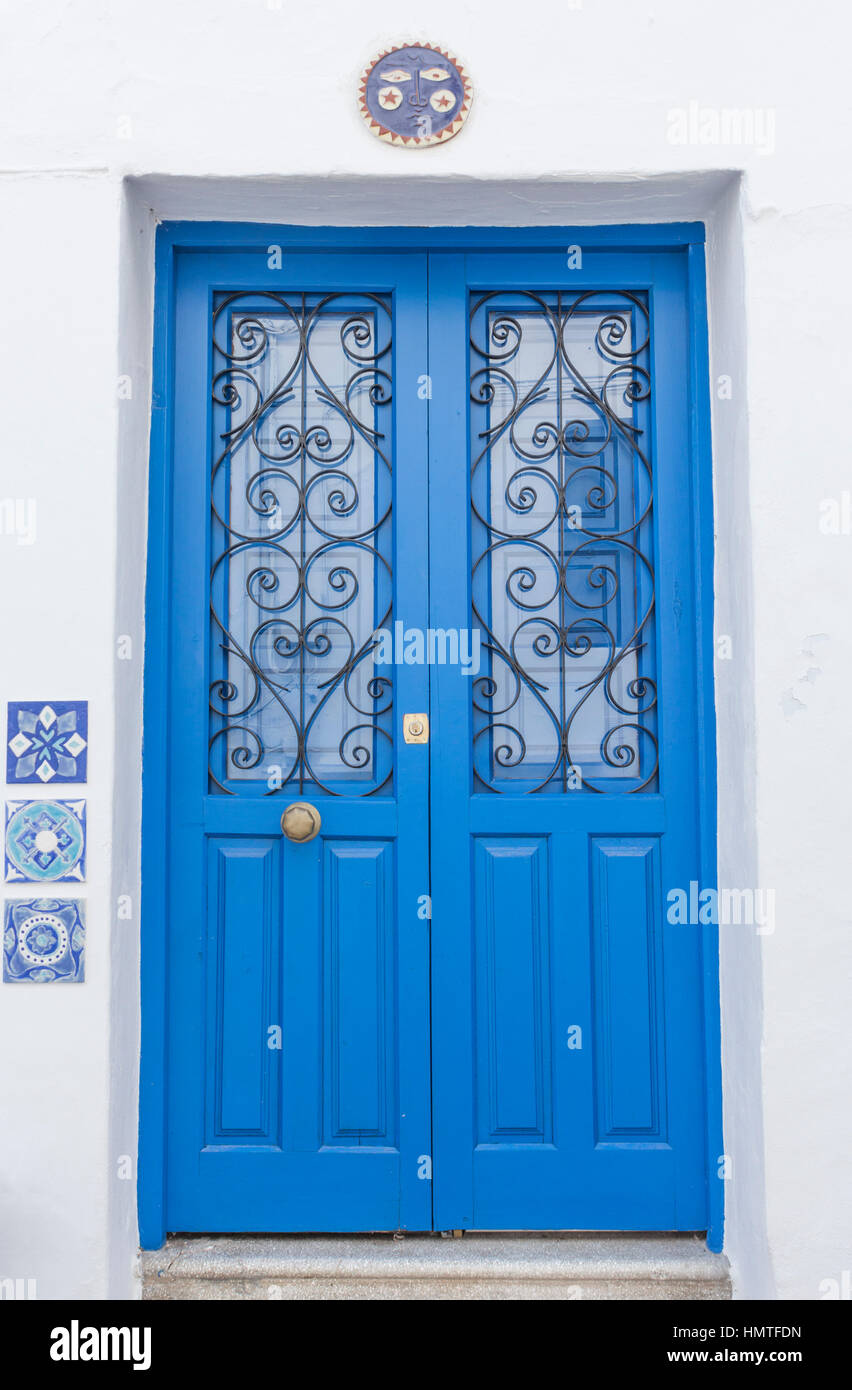 Frigiliana, provincia di Malaga, Andalusia, Spagna meridionale. Tipico blu porte dipinte e piastrelle a muro. Foto Stock