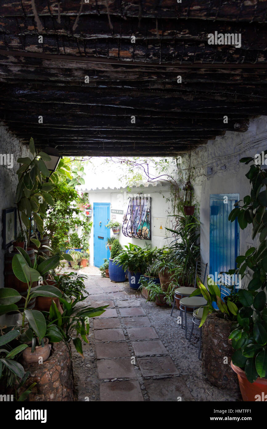 Frigiliana, provincia di Malaga, Andalusia, Spagna meridionale. Nascosto patio interno. Foto Stock
