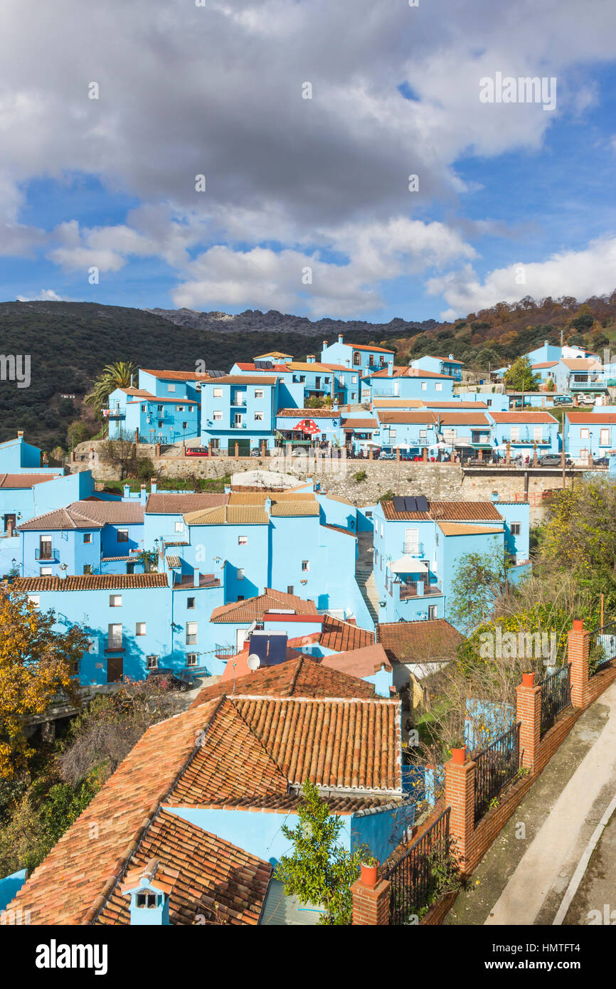 Júzcar, Malaga, Spagna. La città è stata uno dei Paesi Bianchi di Andalusia, con edifici imbiancati tradizionalmente. Foto Stock