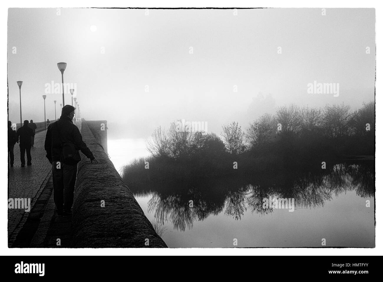 Merida, Estremadura, Spagna. Misty tramonto sopra il ponte romano. Foto Stock