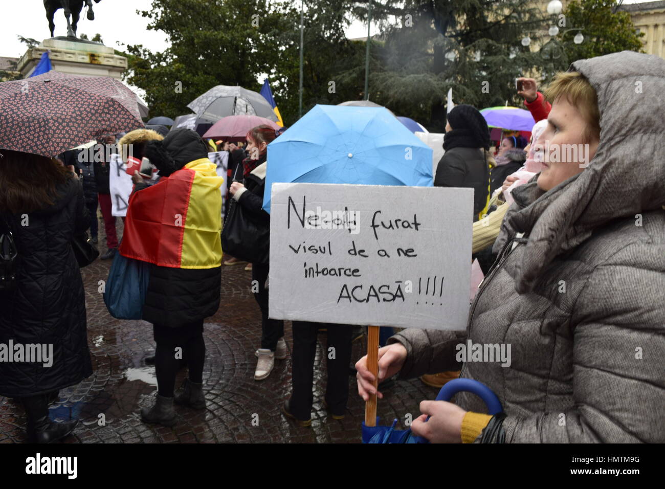 5 febbraio 2017 - Verona, Italia: popolo rumeno che vivono all estero la protesta contro il governo rumeno nella piazza della città e Piazza Bra. Foto Stock