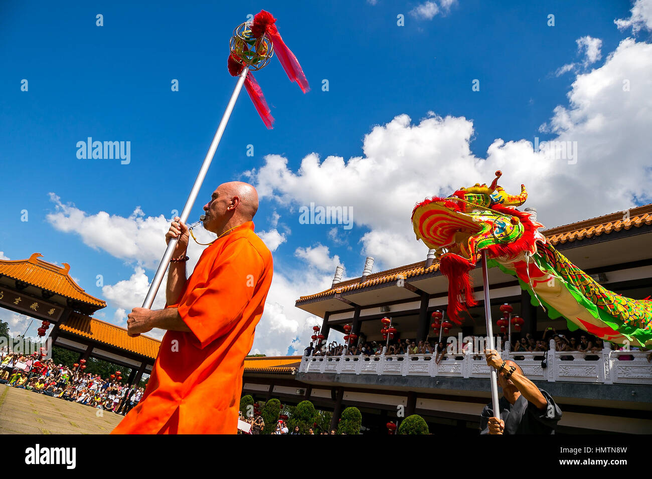 Sao Paulo, Brasile. 5 febbraio, 2017. Brasiliani celebrano il nuovo anno del calendario cinese con il Drago e il Leone danza. Le celebrazioni sono anche presenti di arti marziali e tai chi chuan spettacoli al Zu Lai tempio in Sao Paulo. Credito: Dario Oliveira/ZUMA filo/Alamy Live News Foto Stock