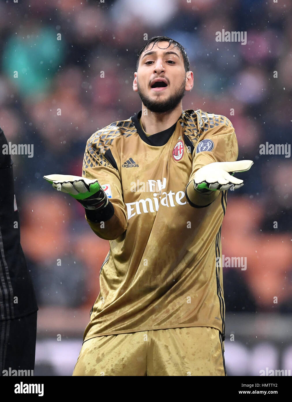 Milano, Italia. 5 febbraio, 2017. AC Milan il portiere Gianluigi Donnarumma reagisce durante la serie di una partita di calcio contro la Sampdoria a Milano. La Sampdoria ha vinto 1-0. Credito: Alberto Lingria/Xinhua/Alamy Live News Foto Stock