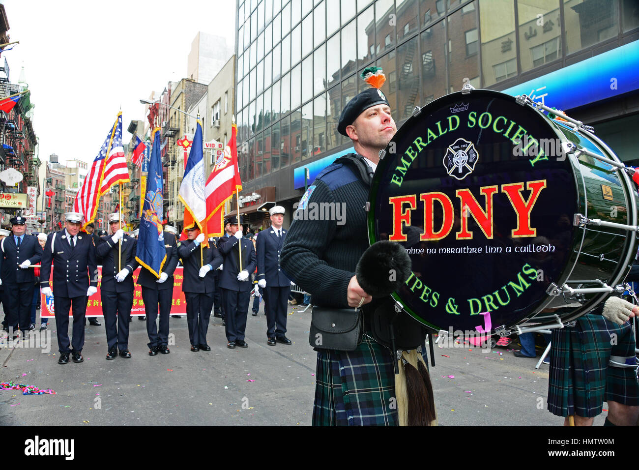 La città di New York, Stati Uniti d'America. 5 febbraio, 2017. FDNY Società Smeraldo Pifferi e Tamburi band marzo in parata durante l anno del gallo capodanno cinese nella città di New York. Credito: Rachel Cauvin/Alamy Live News Foto Stock