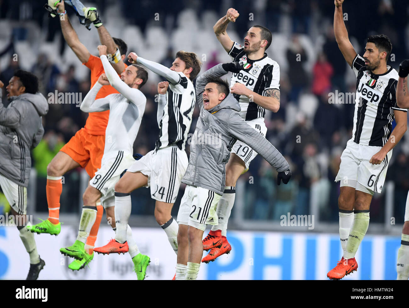 Torino, Italia. 5 febbraio, 2017. La Juventus' giocatori festeggiare dopo aver vinto la serie di una partita di calcio contro Inter Milano a Torino, Italia. La Juventus ha vinto 1-0. Credito: Alberto Lingria/Xinhua/Alamy Live News Foto Stock