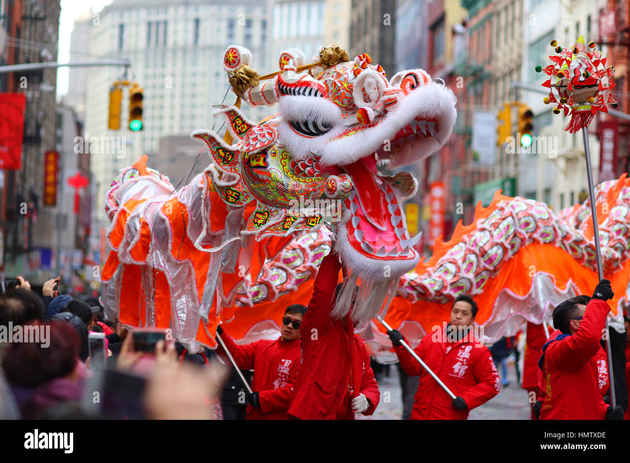 New York, Stati Uniti d'America. 5 febbraio, 2017. La Wan Chi Ming Hung Gar dragon dance team esegue in ANNUALE DI NEW YORK IL NUOVO ANNO LUNARE Parade. Foto Stock