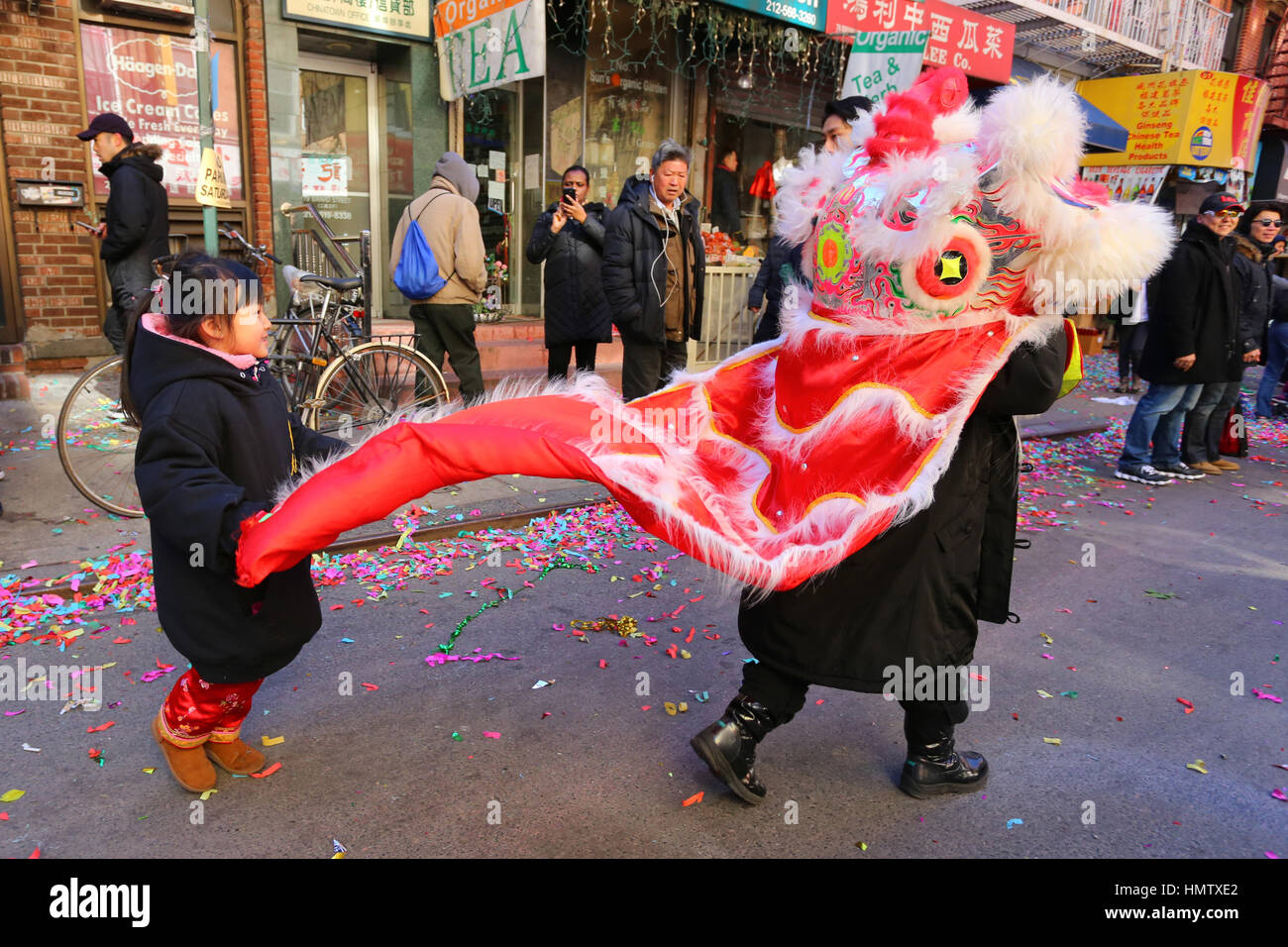 New York, Stati Uniti. 4 febbraio 2017. Giovani ballerini cinesi-americani con una compagnia di danza leone a Manhattan Chinatown. 舞獅, 華埠, 紐約, 唐人街 Foto Stock