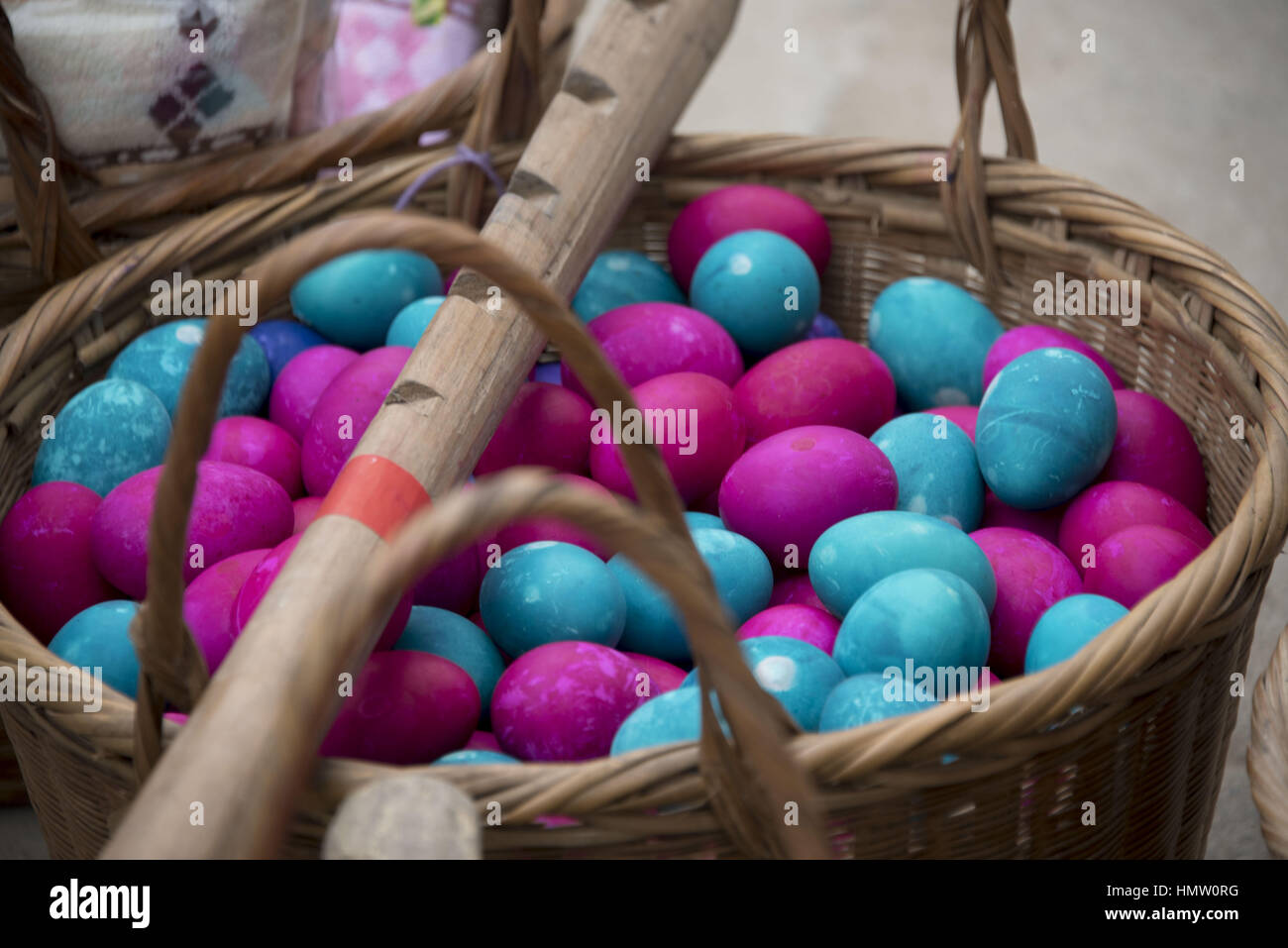 Cina. 4 febbraio, 2017. Guizhou, CINA-Febbraio 4 2017: (solo uso editoriale. Cina OUT) il rosso e il blu delle uova.Oltre 1.300 Dong le persone si radunano per cantare a Dingdong Village, Congjiang County, a sud-ovest della Cina di Guizhou, Gennaio 31st, 2017, celebra la festa di primavera e mostra la cultura tradizionale di Dong etnico gruppo di minoranza. Credito: SIPA Asia/ZUMA filo/Alamy Live News Foto Stock