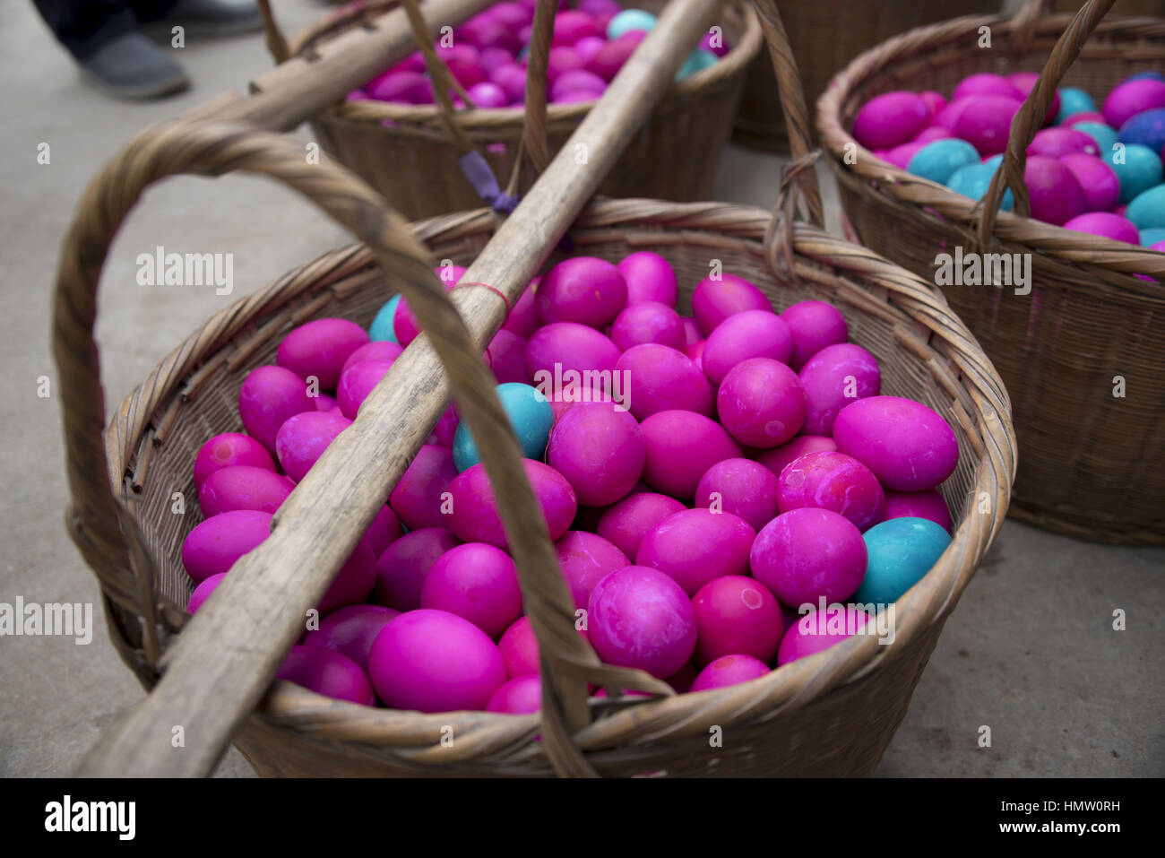 Cina. 4 febbraio, 2017. Guizhou, CINA-Febbraio 4 2017: (solo uso editoriale. Cina OUT) il rosso e il blu delle uova.Oltre 1.300 Dong le persone si radunano per cantare a Dingdong Village, Congjiang County, a sud-ovest della Cina di Guizhou, Gennaio 31st, 2017, celebra la festa di primavera e mostra la cultura tradizionale di Dong etnico gruppo di minoranza. Credito: SIPA Asia/ZUMA filo/Alamy Live News Foto Stock
