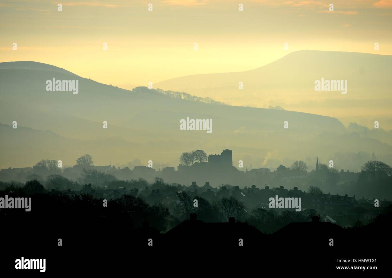 Lewes, East Sussex, Regno Unito. Il 6 febbraio 2017. La nebbia e temperature sotto zero circondano il castello normanno di Lewes, East Sussex, Regno Unito., nel cuore di South Downs Parco nazionale di credito: Peter Cripps/Alamy Live News Foto Stock