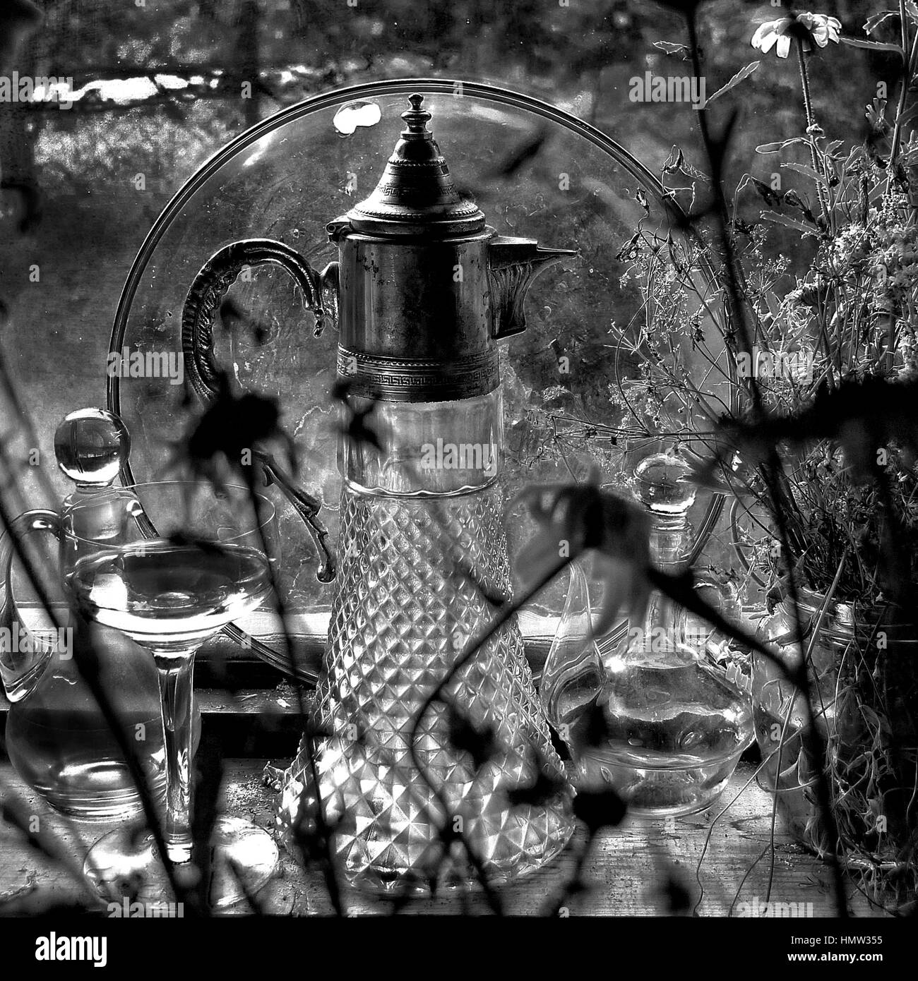 Natura morta con vasi di vetro in corrispondenza di una finestra Foto Stock