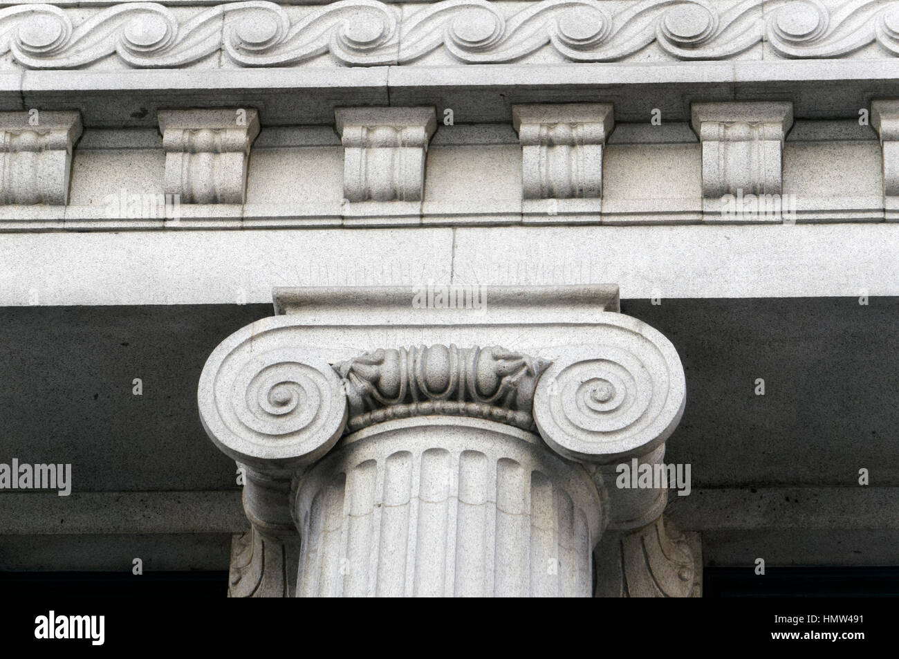 Dettaglio della colonna ionica di capitale e di cornice della Birks edificio nel centro cittadino di Vancouver, British Columbia, Canada Foto Stock
