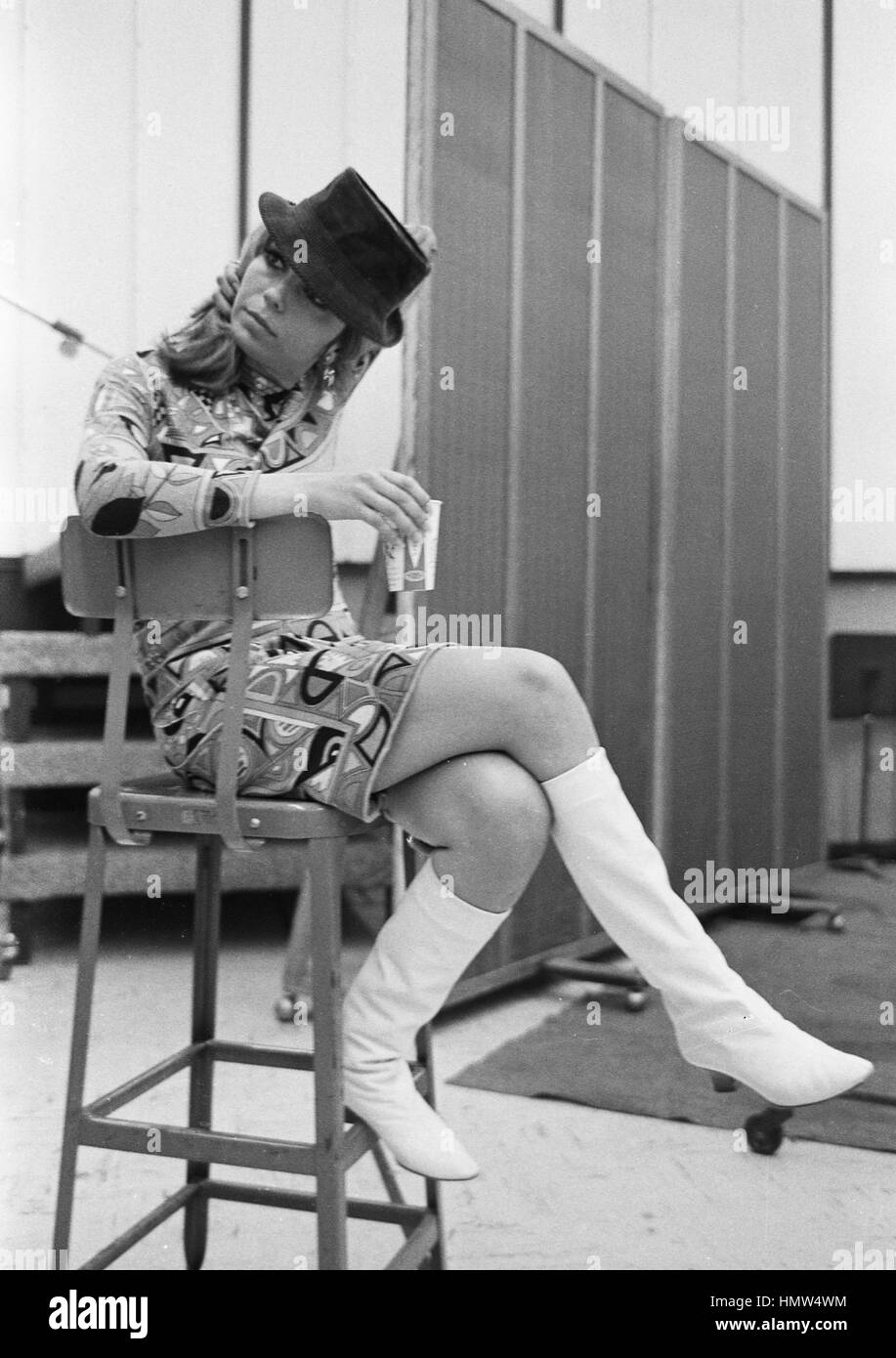Nancy Sinatra in uno studio di registrazione in 1966. Foto Stock