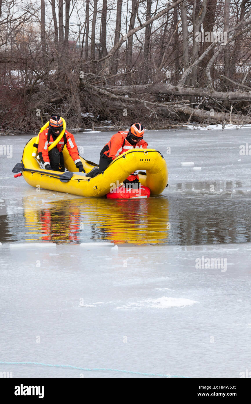 Detroit, Michigan - USA Coast Guard dimostra di ghiaccio tecniche di salvataggio su una coperta di ghiaccio lago in Belle Isle State Park. Foto Stock