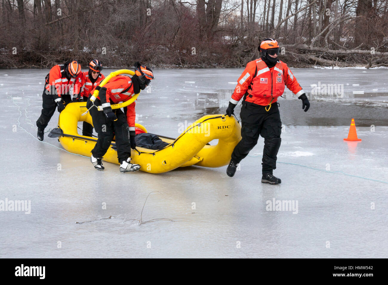 Detroit, Michigan - USA Coast Guard dimostra di ghiaccio tecniche di salvataggio su una coperta di ghiaccio lago in Belle Isle State Park. Foto Stock