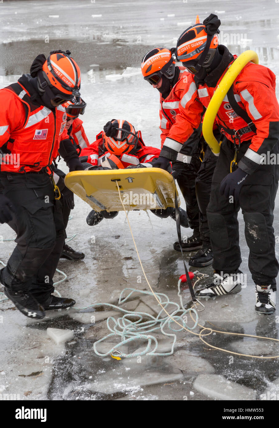 Detroit, Michigan - USA Coast Guard dimostra di ghiaccio tecniche di salvataggio su una coperta di ghiaccio lago in Belle Isle State Park. Foto Stock